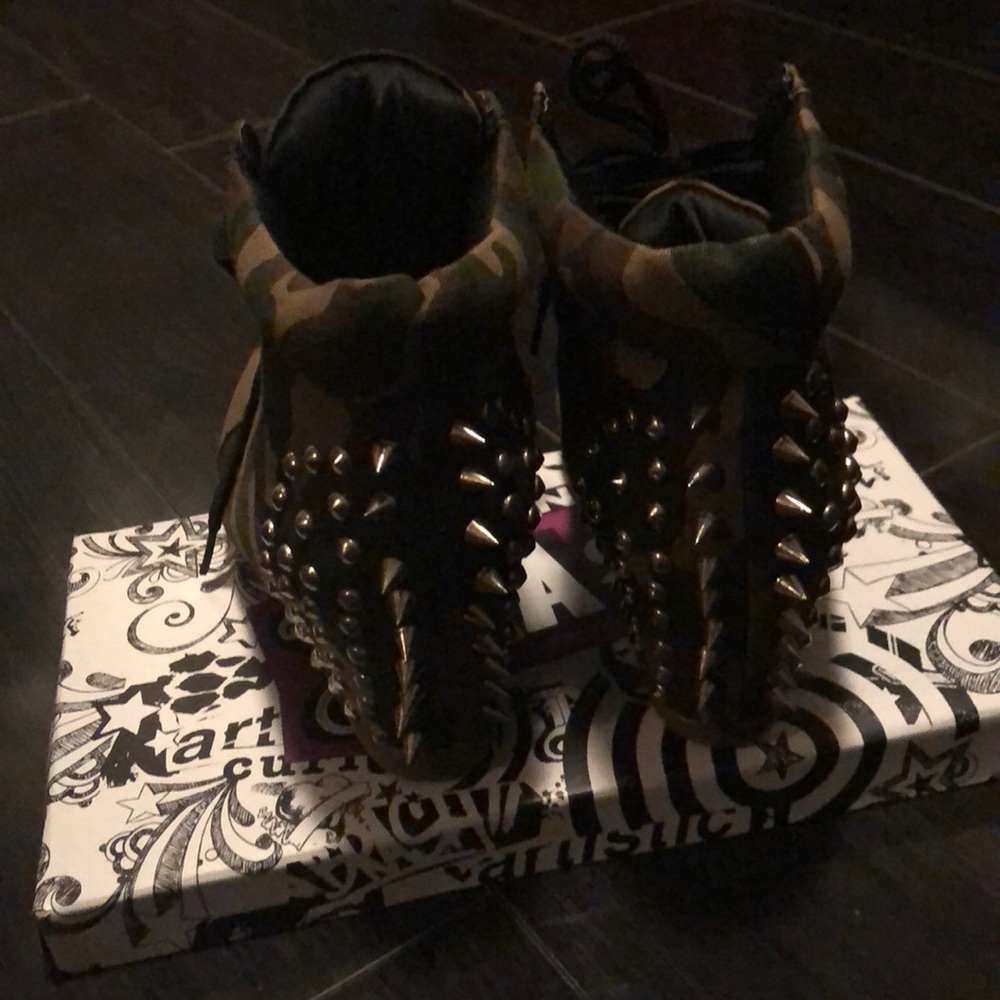 Shoes - Picture 2 of 3